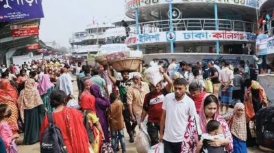 সদরঘাটে রাজধানীমুখো মানুষের ভিড়