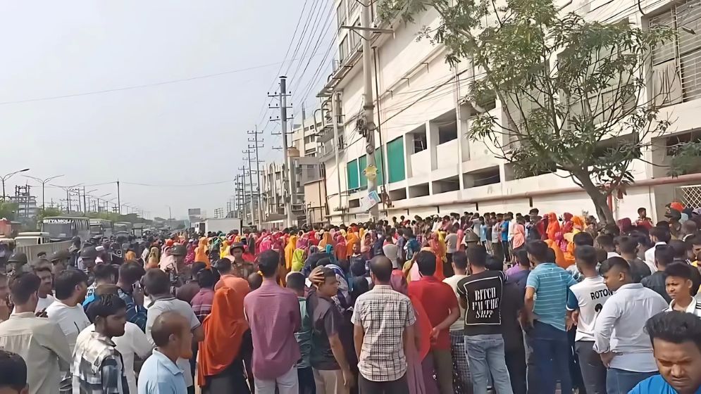 সাভারে কারখানা বন্ধ, বকেয়া বেতনের দাবিতে শ্রমিকদের বিক্ষোভ