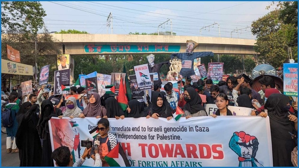 ফিলিস্তিনে ইস্যুতে ৬ দফা দাবি নিয়ে পররাষ্ট্র মন্ত্রণালয়ের পথে বিক্ষোভকারীরা