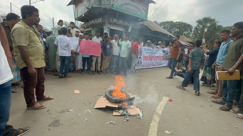 বাউফলে সড়কে অবৈধ ট্রলি বন্ধের দাবিতে বিক্ষোভ