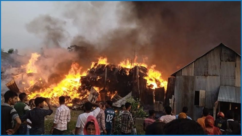 গাজীপুরে ঝুট গুদামে আগুন, নিয়ন্ত্রণে ফায়ার সার্ভিসের ৪ ইউনিট