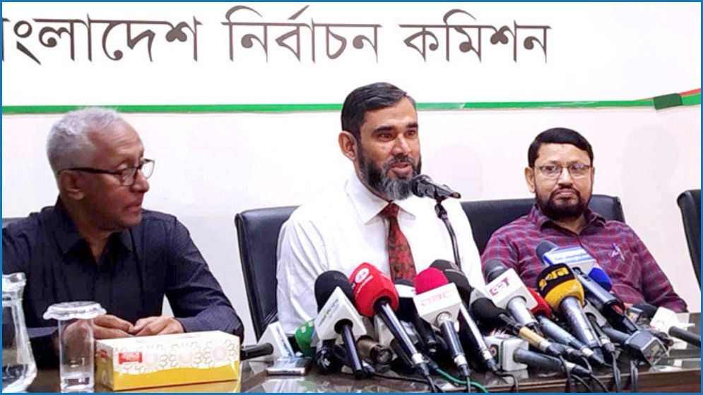 প্রবাসীদের ভোট গ্রহণে একাধিক পদ্ধতি প্রয়োজন : ইসি সানাউল্লাহ