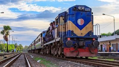 হর্ন বাজিয়ে রেলের লোকমাস্টারদের প্রতিবাদ