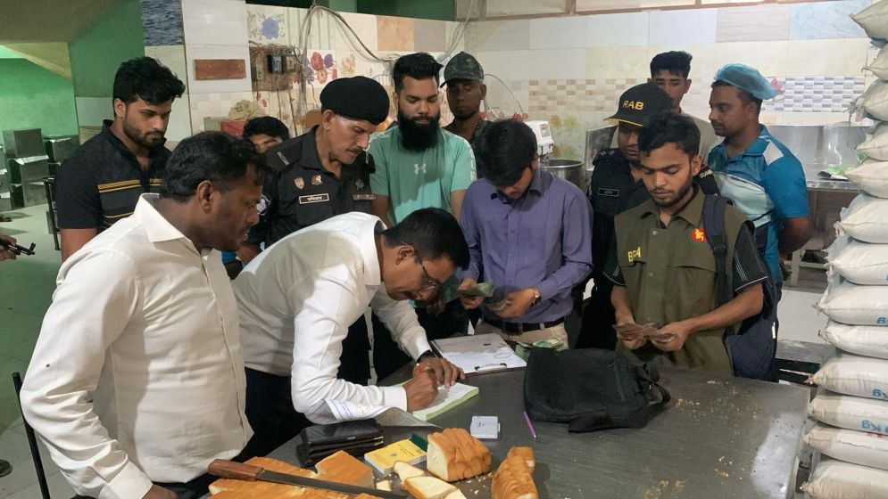 অস্বাস্থ্যকর পরিবেশে মিষ্টি তৈরি, ২ লাখ টাকা জরিমানা