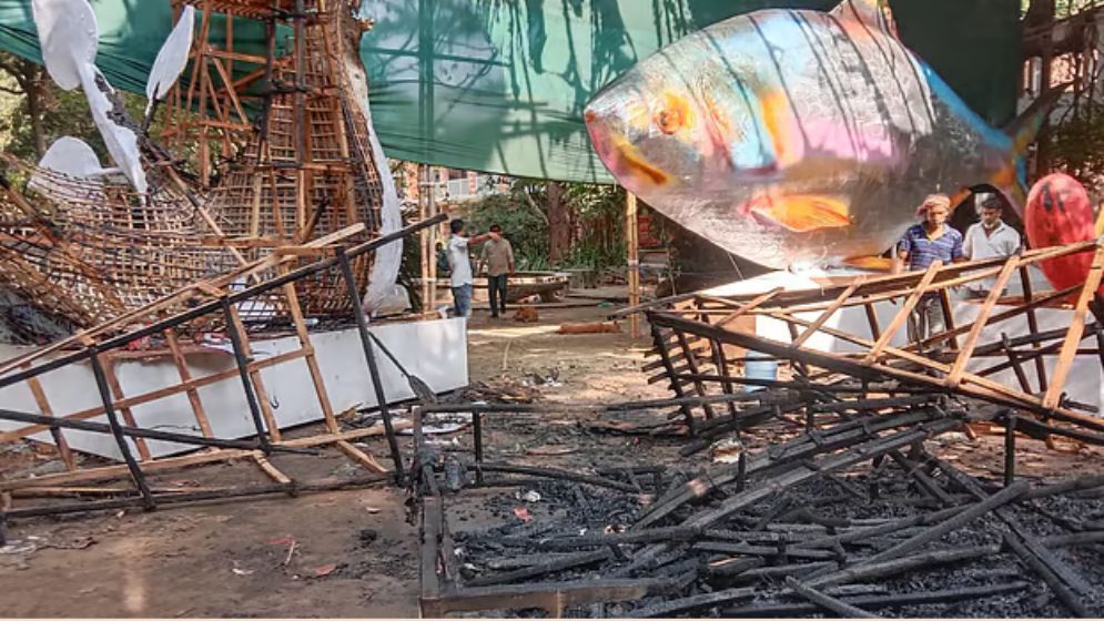 শোভাযাত্রার মোটিফে আগুন দিয়ে ২ মিনিটে পালান মুখোশ পরা ব্যক্তি
