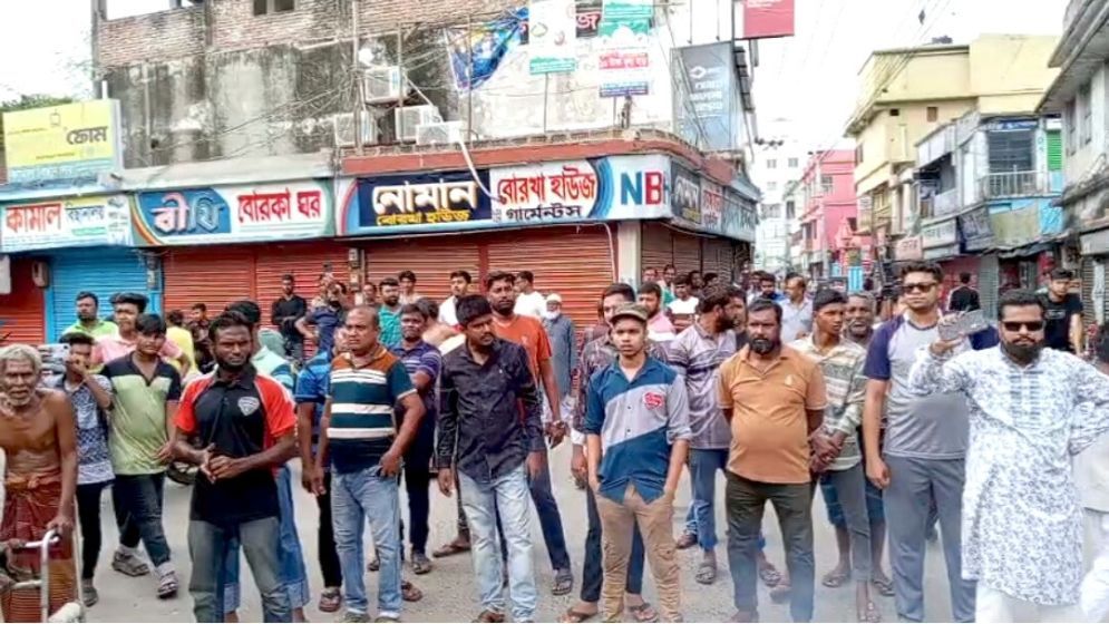 মেহেরপুরে বাণিজ্য মেলা বন্ধের দাবিতে ব্যবসায়ীদের বিক্ষোভ