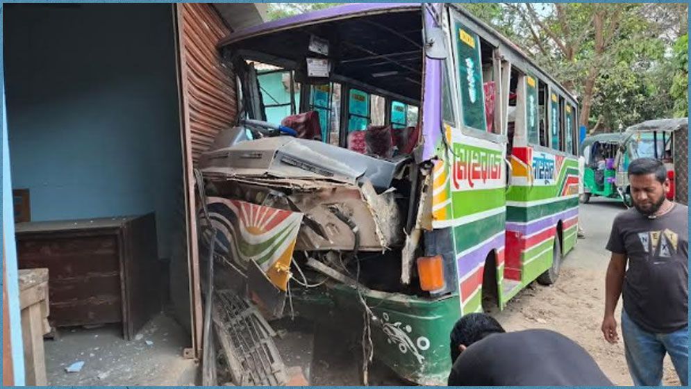 ফেনীতে বাস নিয়ন্ত্রণ হারিয়ে দোকানে, প্রাণ গেল শিক্ষার্থীর