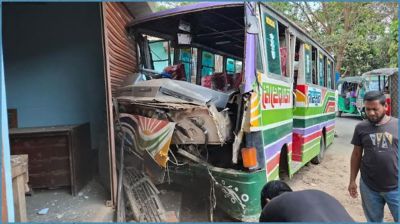 ফেনীতে বাস নিয়ন্ত্রণ হারিয়ে দোকানে, প্রাণ গেল শিক্ষার্থীর