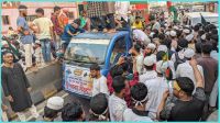 মিছিল ফেরত মানুষদের মাঝে ফ্রি-তে শরবত বিতরণ