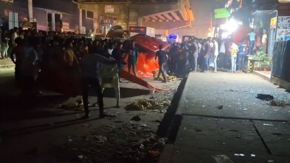 গাজীপুরে অসামাজিক কার্যকলাপের অভিযোগ তুলে আবাসিক হোটেলে ভাঙচুর