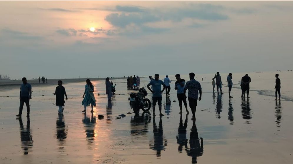 কুয়াকাটায় বছরের প্রথম সূর্যোদয় দেখে বর্ষবরণ, পর্যটক কম