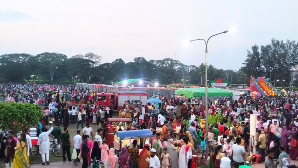 বরিশালে বৈশাখ উদযাপনে দর্শনার্থীদের উপচে পড়া ভিড়