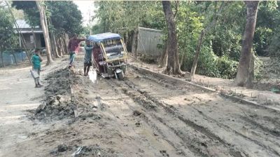 রাস্তার কাজ শেষ না হওয়ায় ভোগান্তিতে ৫ গ্রামের মানুষ