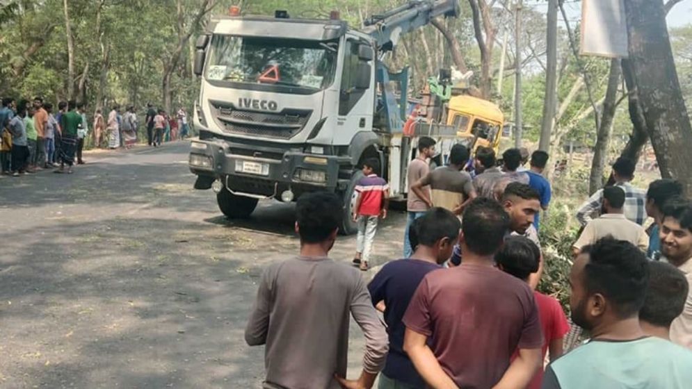 ফরিদপুরে তরমুজবাহী ট্রাক উল্টে চালক-হেলপার নিহত