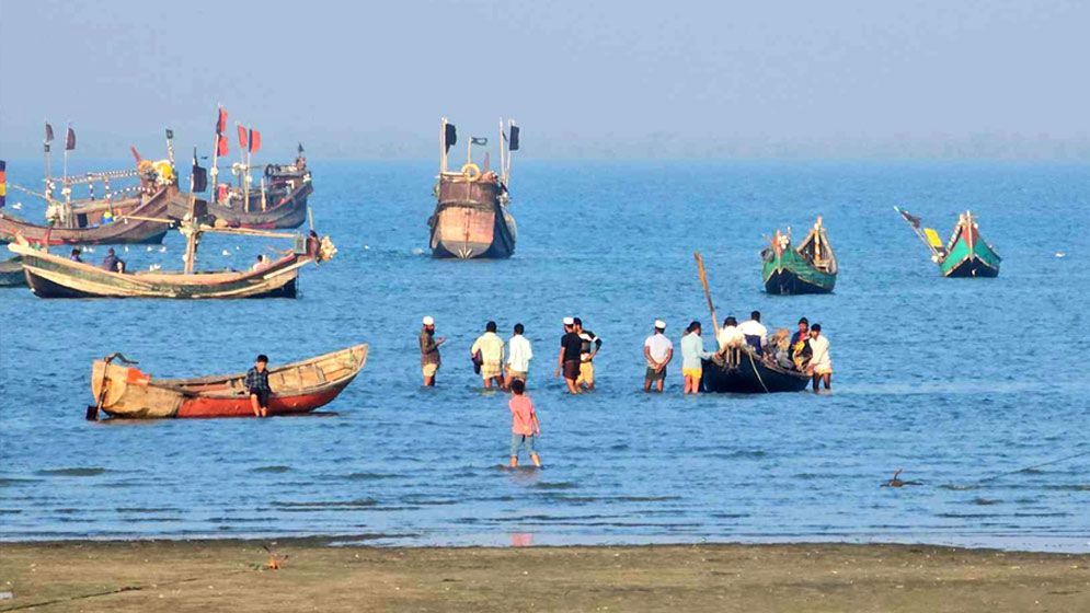 আজ থেকে সমুদ্রে ৫৮ দিন মাছ ধরা নিষেধ