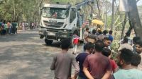 ফরিদপুরে তরমুজবাহী ট্রাক উল্টে চালক-হেলপার নিহত