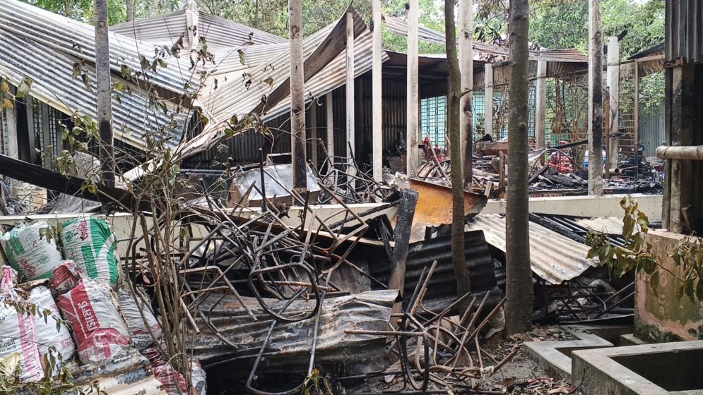 মোটিফ নির্মাণকারী শিল্পীর বাড়িতে আগুন, তদন্ত কমিটি গঠন