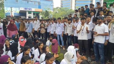 তেজগাঁওয়ে ঢাকা পলিটেকনিক শিক্ষার্থীদের সড়ক অবরোধ