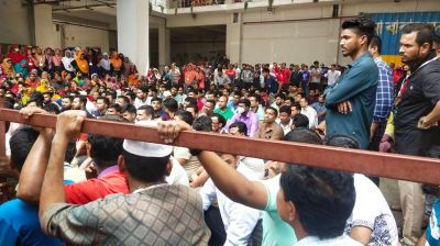 ধামরাইয়ে পোশাক কারখানার শ্রমিকদের টানা কর্মবিরতি