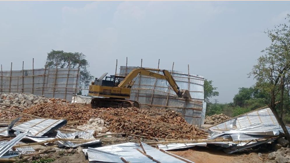 গজারিয়ায় ৩ চুনা কারখানা গুঁড়িয়ে দিল তিতাস