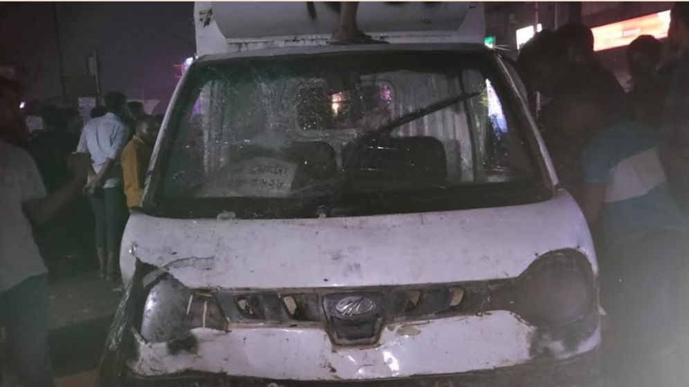 সাভারে সড়ক থেকে গর্তে লেগুনা, প্রাণ গেল ২ জনের