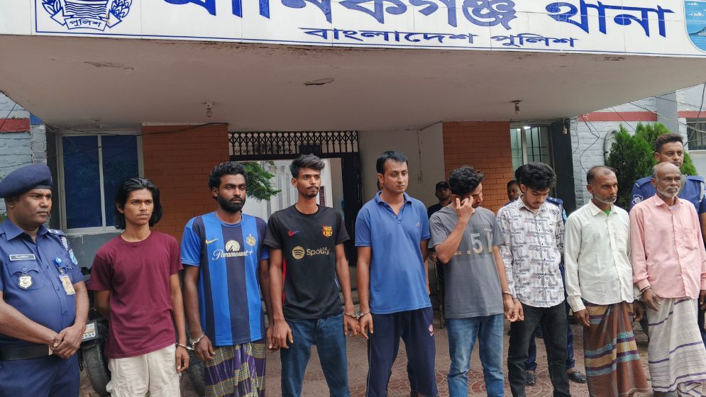 মোটিফ নির্মাতার বাড়িতে আগুন, ছাত্রলীগ-আ.লীগ নেতাসহ গ্রেপ্তার ৮