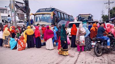 গাজীপুরে শ্রমিকদের সড়ক অবরোধ, আড়াই ঘণ্টা পর চলল যান