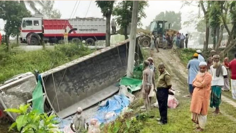 সিরাজগঞ্জে ট্রাক-মাইক্রোবাস সংঘর্ষে নিহত ২