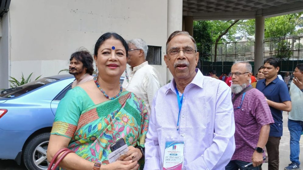 চলছে অভিনয়শিল্পী সংঘের ভোটগ্রহণ