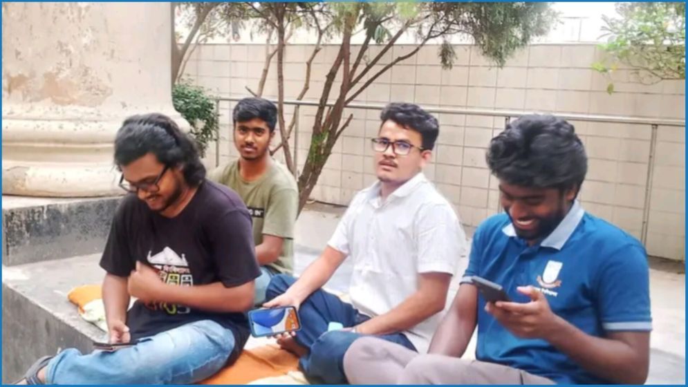 কাঁথা-বালিশ নিয়ে জবি শিক্ষার্থীর অবস্থান কর্মসূচি