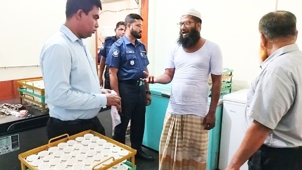 চাঁদপুরে আইসক্রিম-দই তৈরিতে অনিয়ম, ব্যবসায়ীকে জরিমানা