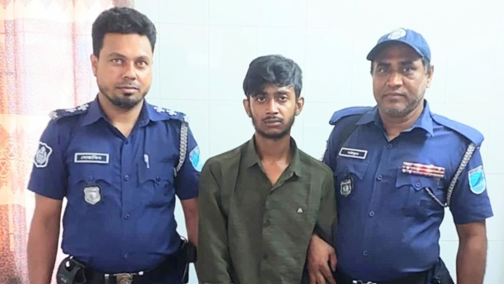 ওয়্যারড্রবে লুকানো গুলি ও চাপাতি, যুবক গ্রেপ্তার