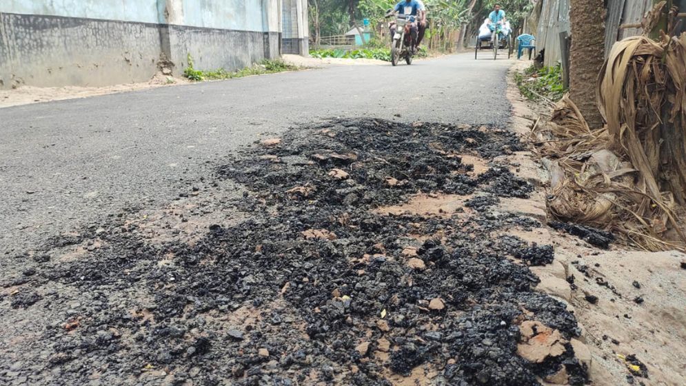 বগুড়ার শেরপুরে রাস্তা নির্মাণে অনিয়মের অভিযোগ