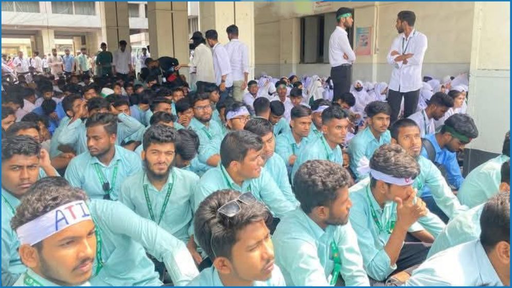 ৮ দাবিতে ‘খামার বাড়িতে’ কৃষি ডিপ্লোমা শিক্ষার্থীদের অবস্থান কর্মসূচি