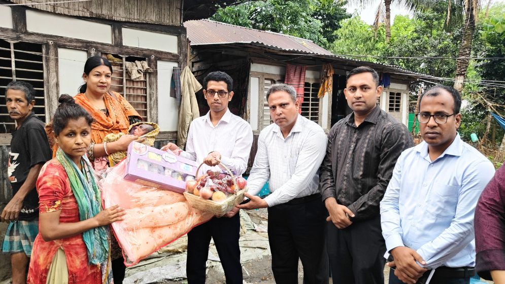 সদ্য মা হওয়া মানসিক ভারসাম্যহীন নারীর পাশে ইউএনও