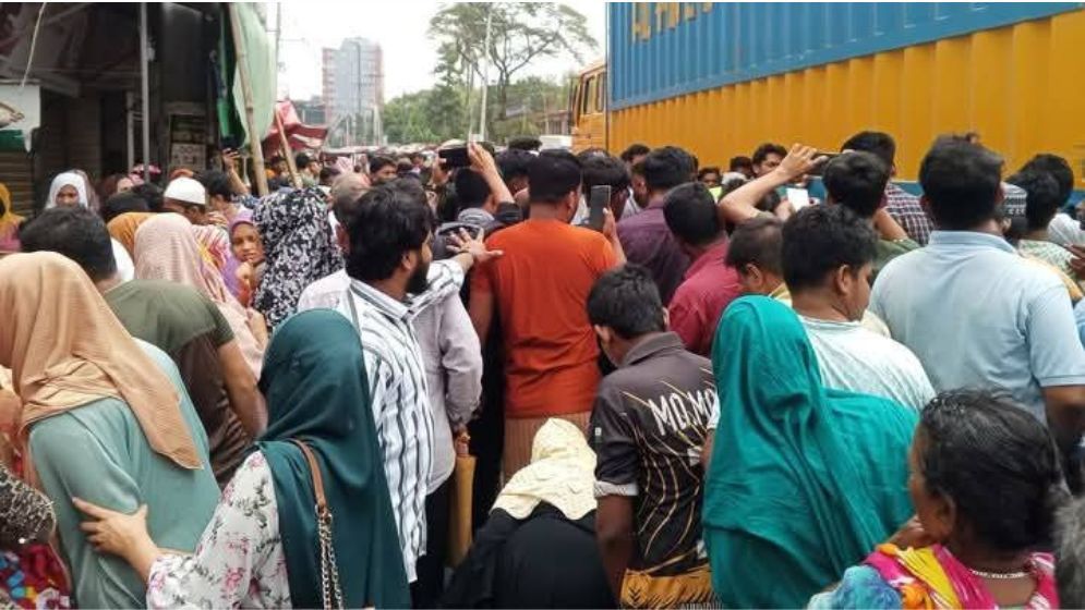 ভাইয়ের বাইক থেকে ছিটকে পড়া যুবককে পিষ্ট করল কাভার্ডভ্যান