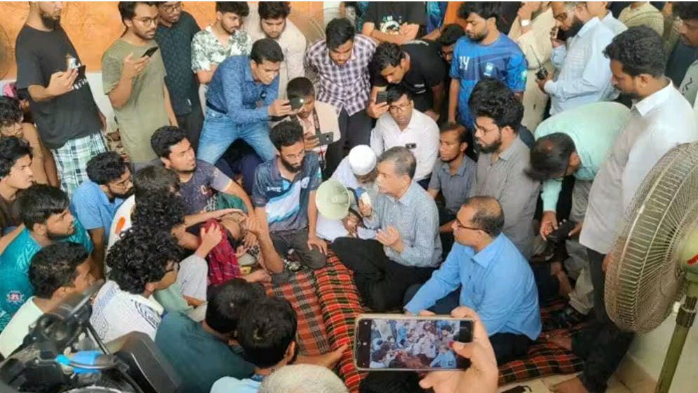 শিক্ষা উপদেষ্টার অনুরোধেও অনশন ভাঙেননি শিক্ষার্থীরা