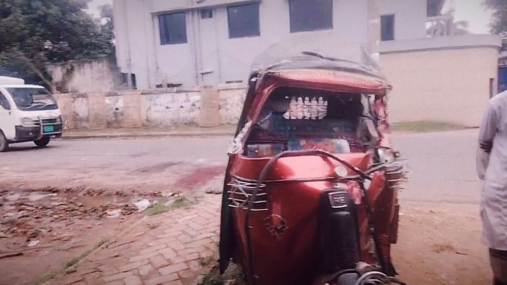 দাঁড়িয়ে থাকা ট্রাকে সিএনজির ধাক্কা, শ্রমিক নিহত