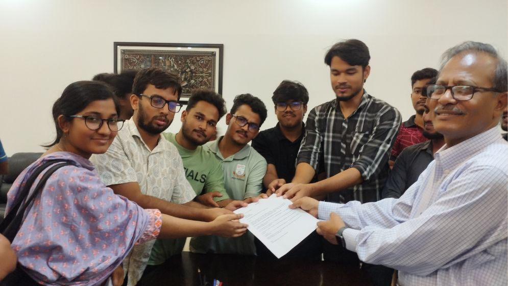 ৪ দাবিতে জবি শিক্ষার্থীদের স্মারকলিপি
