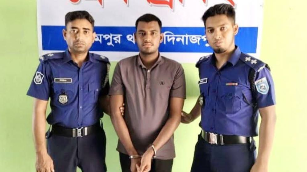 দিনাজপুরে সেনাবাহিনীর ভুয়া পরিচয়ে ছিনতাই, যুবক আটক