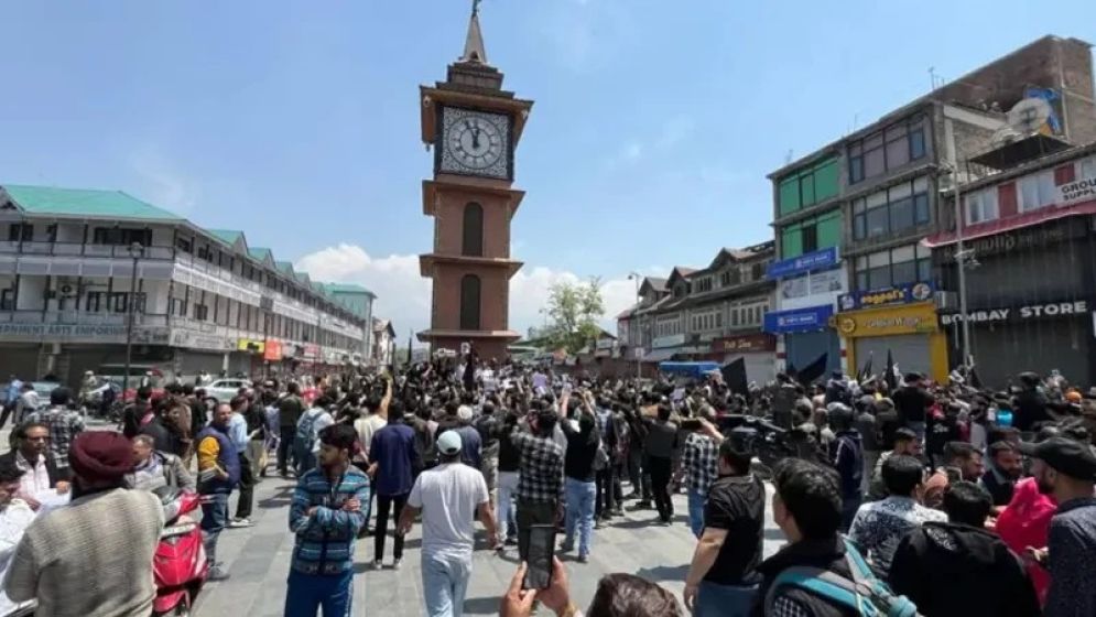 হামলার ঘটনায় ‘কাশ্মীর’ ছাড়ছেন পর্যটকরা