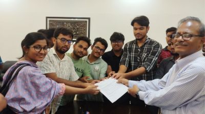 ৪ দাবিতে জবি শিক্ষার্থীদের স্মারকলিপি
