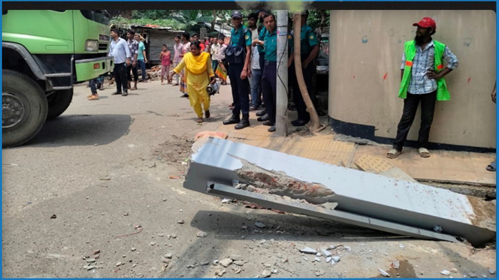 মিরপুরে সড়কে নির্মিত ‘অবৈধ গেট’ গুঁড়িয়ে দিল ডিএনসিসি