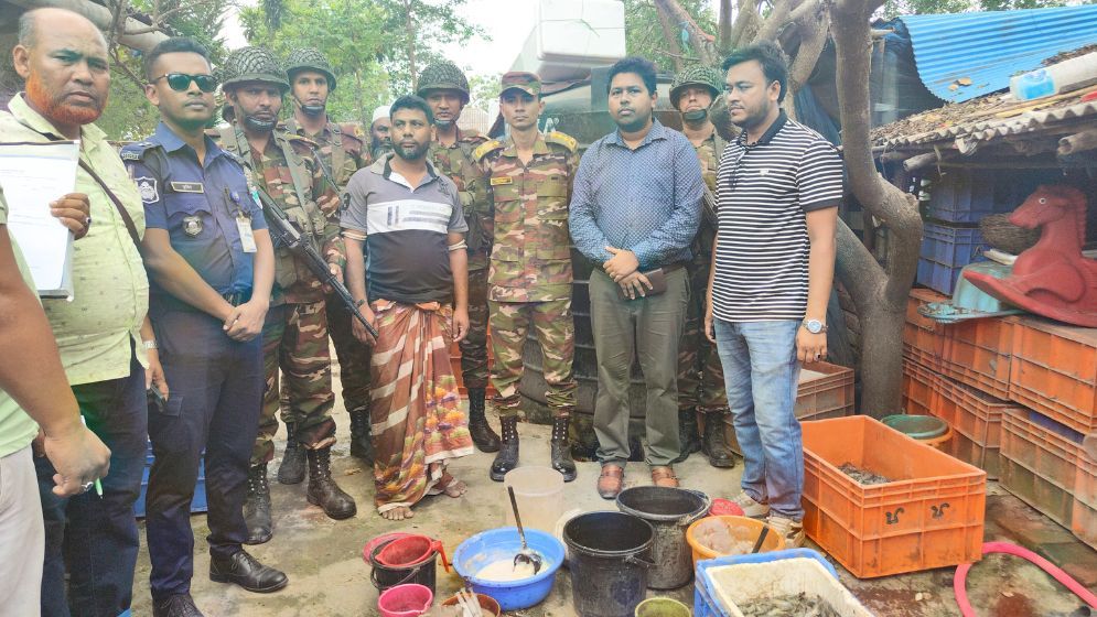 ওজন বাড়াতে চিংড়িতে অপদ্রব‍্য পুশ, ব্যবসায়ীকে লাখ টাকা জরিমানা