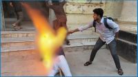 জবি রেজিস্ট্রারের পদত্যাগ দাবিতে কুশপুত্তলিকা দাহ