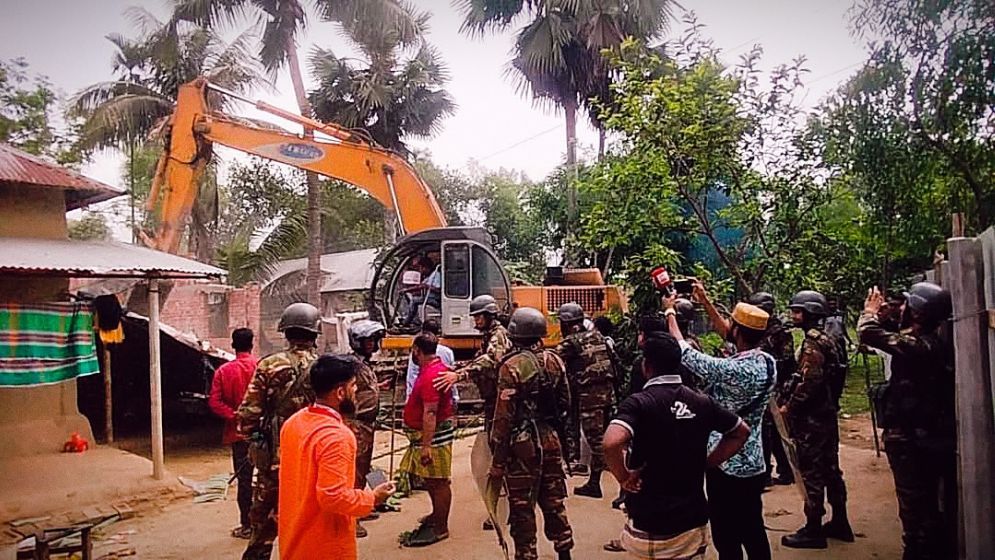 গাজীপুরে যৌথবাহিনীর অভিযান, গুঁড়িয়ে দেওয়া হলো ৫৬ স্থাপনা