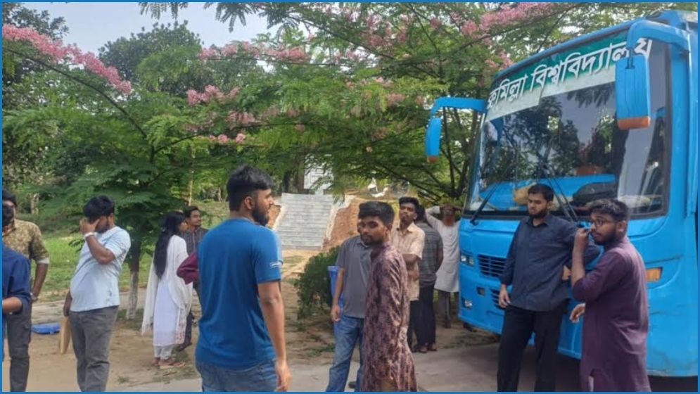 শুক্র ও শনিবারে বাস বাড়ানোর দাবি কুবি শিক্ষার্থীদের