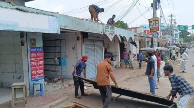 উচ্ছেদের খবরে শতাধিক অবৈধ স্থাপনা সরালেন ব্যবসায়ীরা