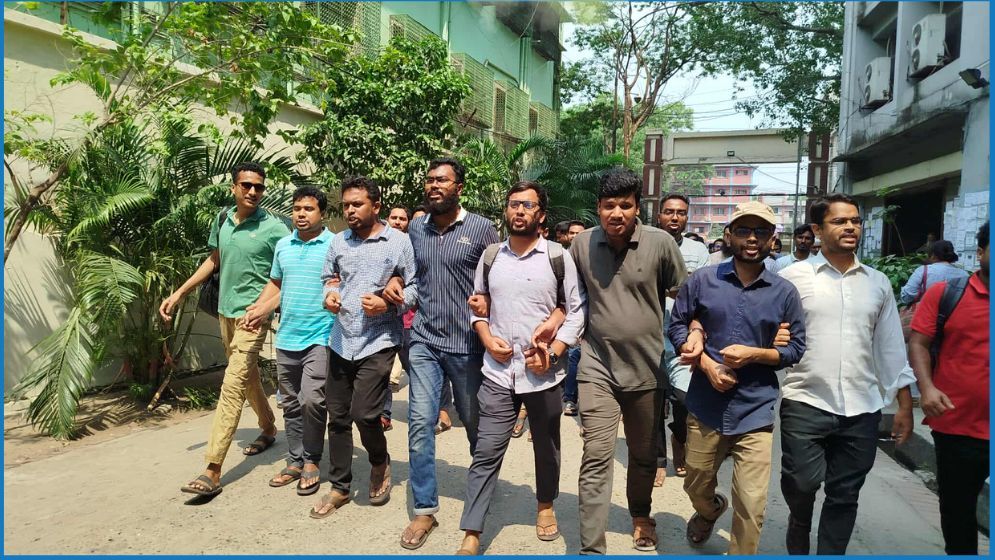 পিএসসি সংস্কারসহ ৭ দফা দাবিতে জবি শিক্ষার্থীদের বিক্ষোভ