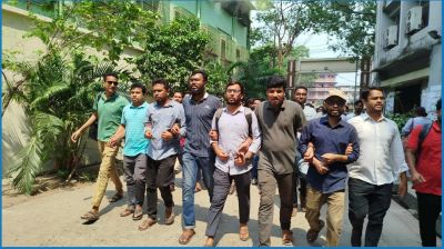 পিএসসি সংস্কারসহ ৭ দফা দাবিতে জবি শিক্ষার্থীদের বিক্ষোভ